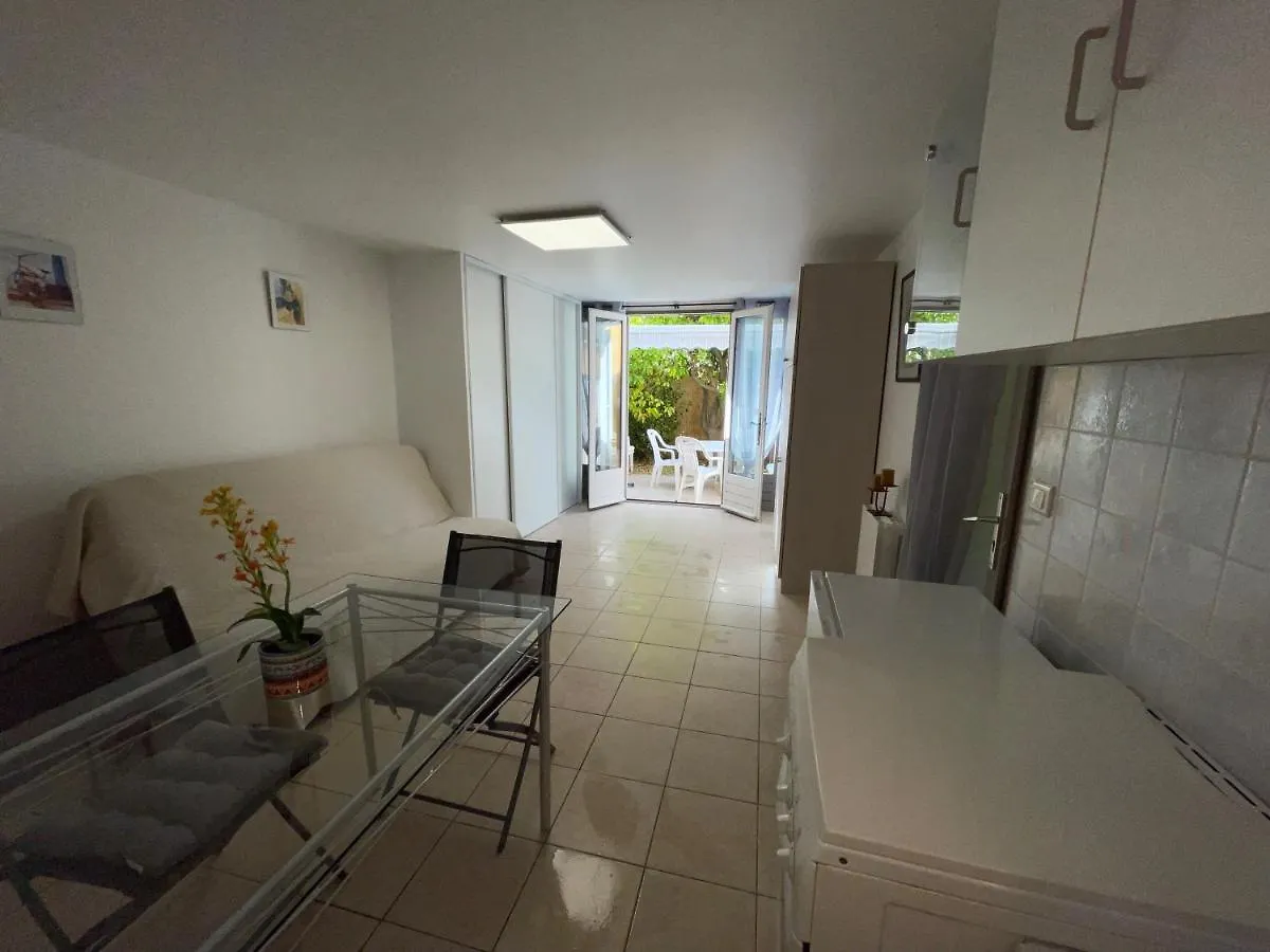 Studio Pied Dans L Eau La Londe-les-Maures 0*,  France